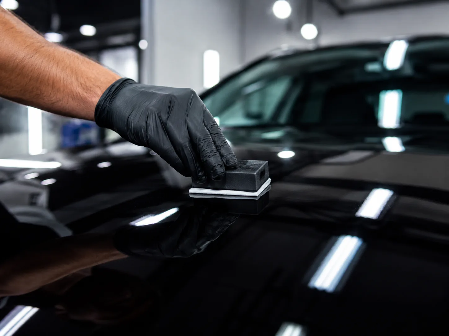 Proses aplikasi nano ceramic pada kap mobil hitam