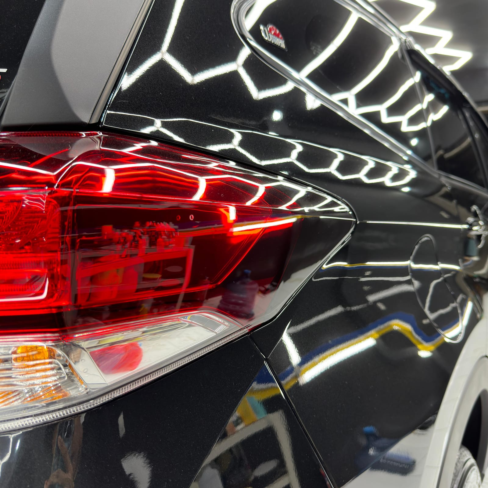 Refleksi lampu studio pada cat mobil hitam
